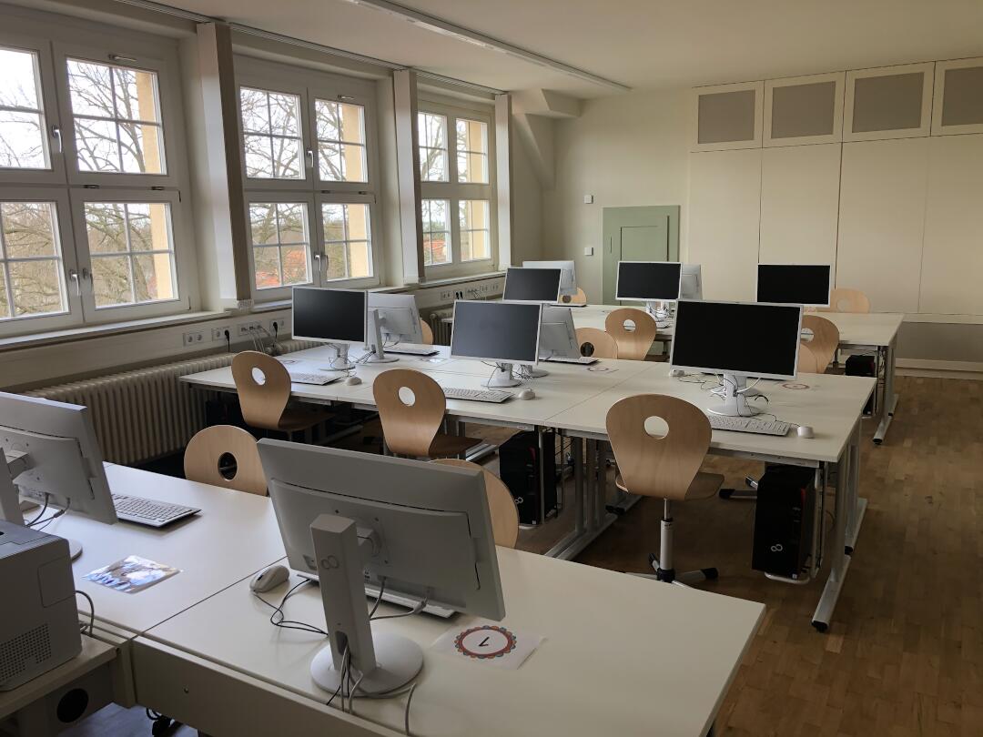 Ingenieurgruppe B.A.C. Projekt 84 Grundschule Dresden Informatikkabinet-mit autarkem Lueftungsgeraet im Einbauschrank