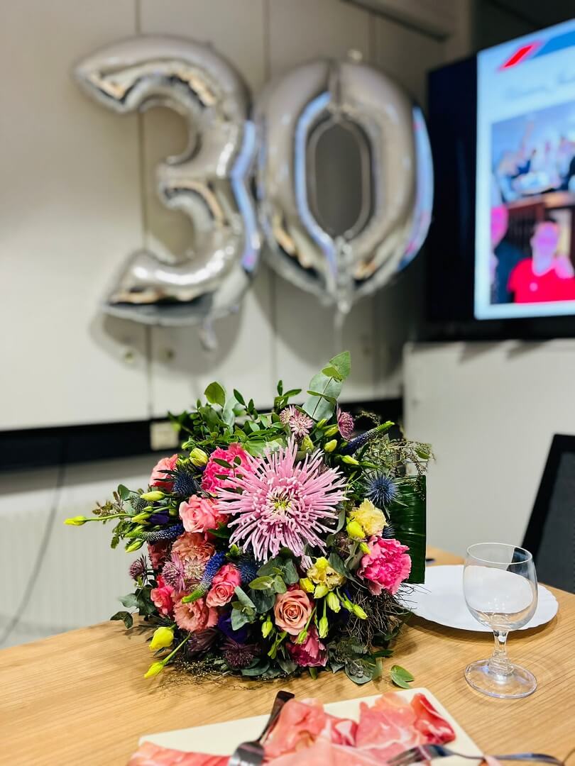 30 Jahre Blumenstrauß und Ballons