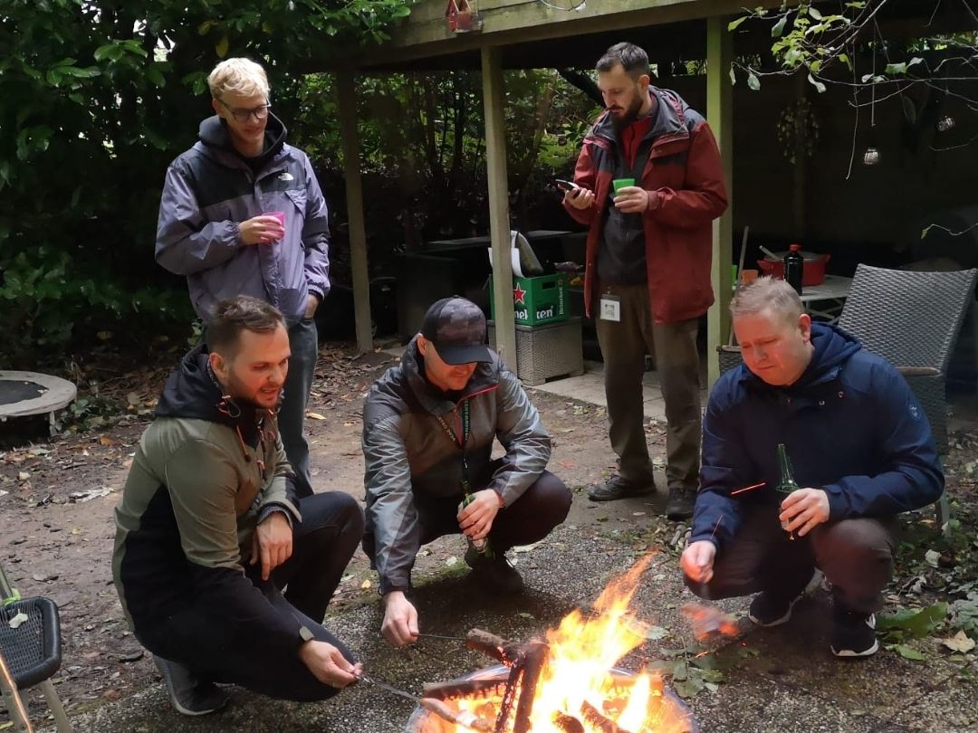 Bielefelder Team am Lagerfeuer nach dem Firmenlauf