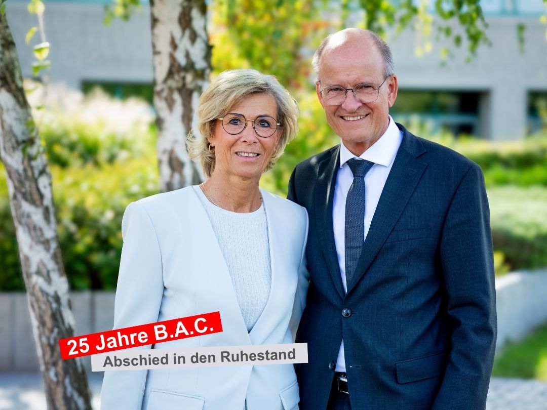 abschied_in_den_ruhestand_ Unsere Kollegin aus der Buchhaltung mit der Geschäftsführung.